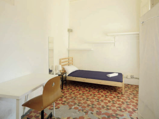 Private Bedroom Apartment housing in Barcelona