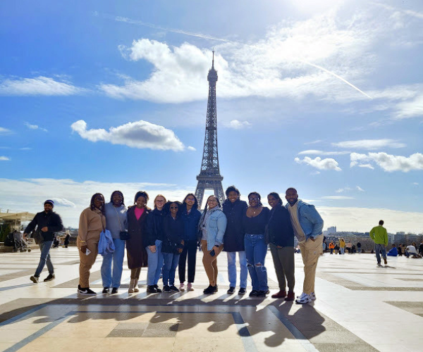 UF students explore Paris